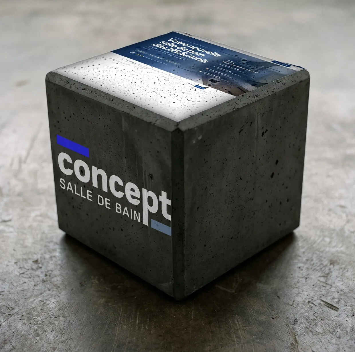Le cube de Concept Salle de Bain : son logo devant, sa landing page dessus, une de ses publicités sur le côté.