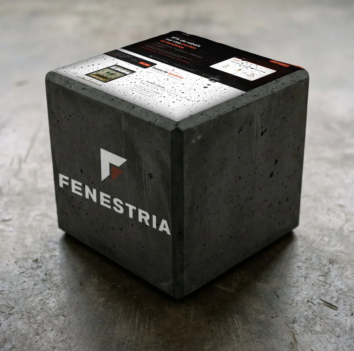 Le cube de Fenestria : son logo devant, sa landing page dessus, une de ses publicités sur le côté.