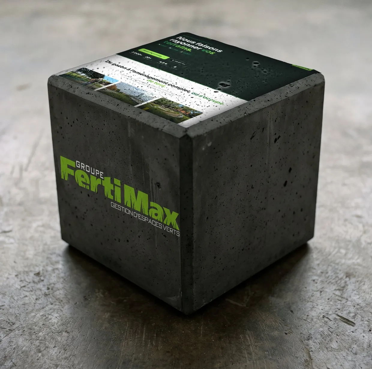 Le cube de Groupe Fertimax : son logo devant, sa landing page dessus, une de ses publicités sur le côté.