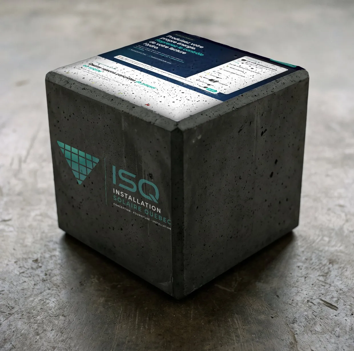 Le cube de Installation Solaire Québec : son logo devant, sa landing page dessus, une de ses publicités sur le côté.
