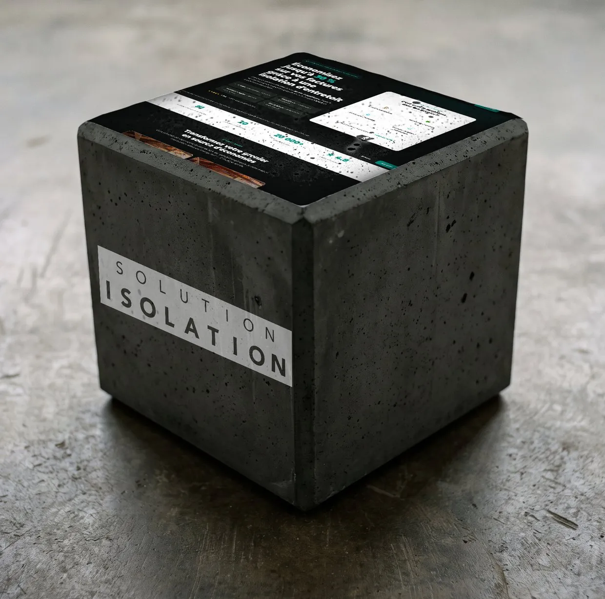 Le cube de Solution Isolation : son logo devant, sa landing page dessus, une de ses publicités sur le côté.